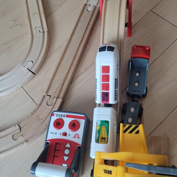 Trains (mostly Brio) and train tracks - Picture 6 of 11